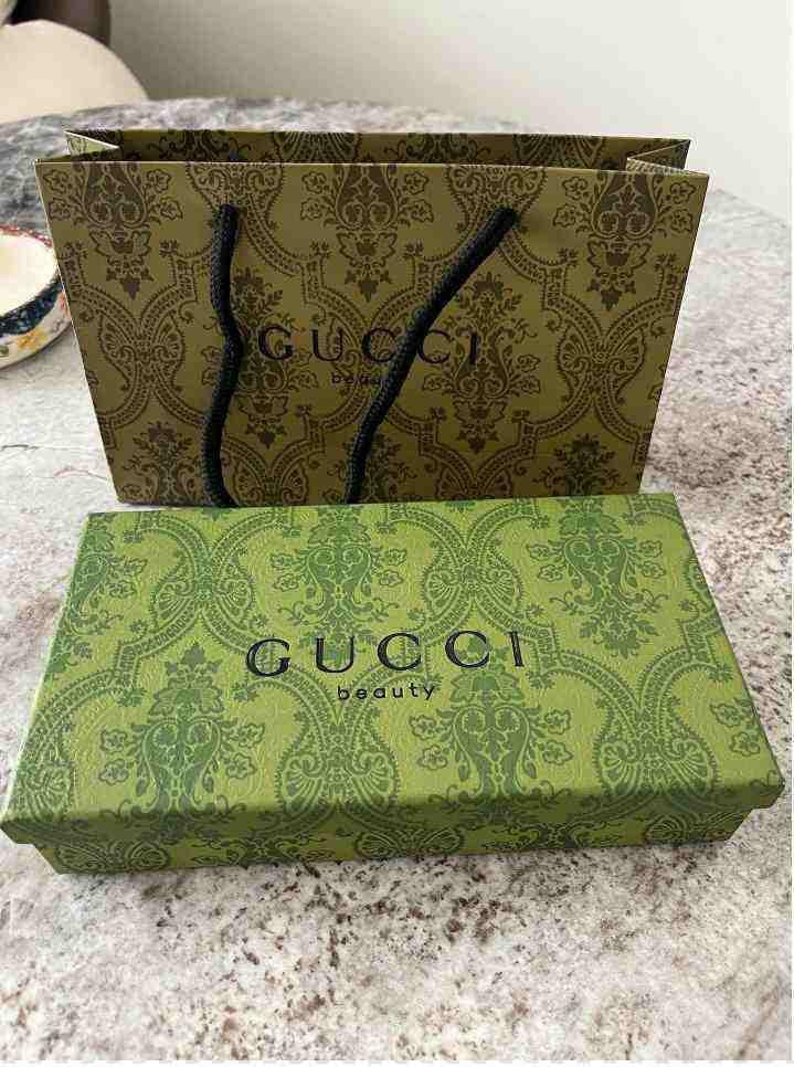 مجموعة عطور قوتشي بيوتي - 4 عطور فاخرة بحجم مصغر عطر قوتشي.