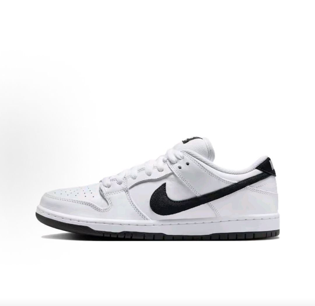 حذاء Nike SB Dunk Low باللونين الأبيض والأسود