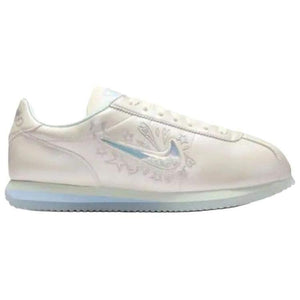 حذاء Nike Cortez أبيض لؤلؤي بتصميم نجوم.