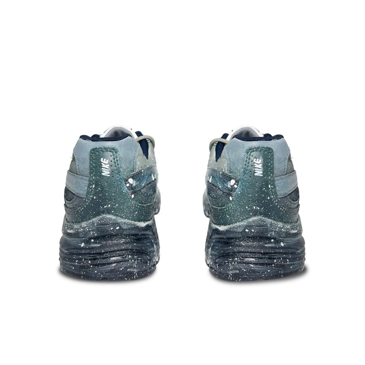 حذاء نايك Initiator رمادي أزرق بتصميم حصري وشعار نايك خلفي ونعل مطاطي مبطن