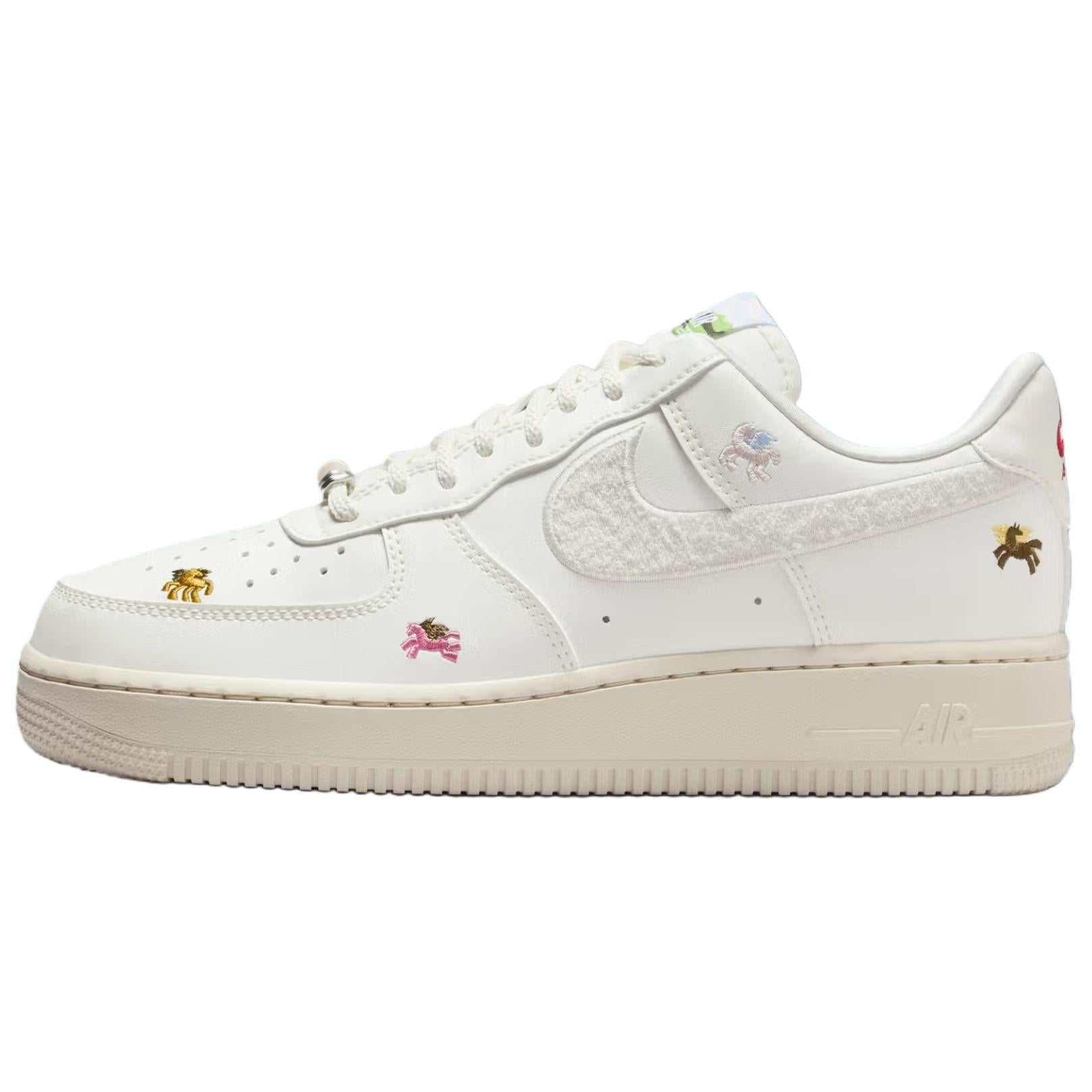 حذاء Nike Air Force 1 Low أبيض بتطريز Pegasus.