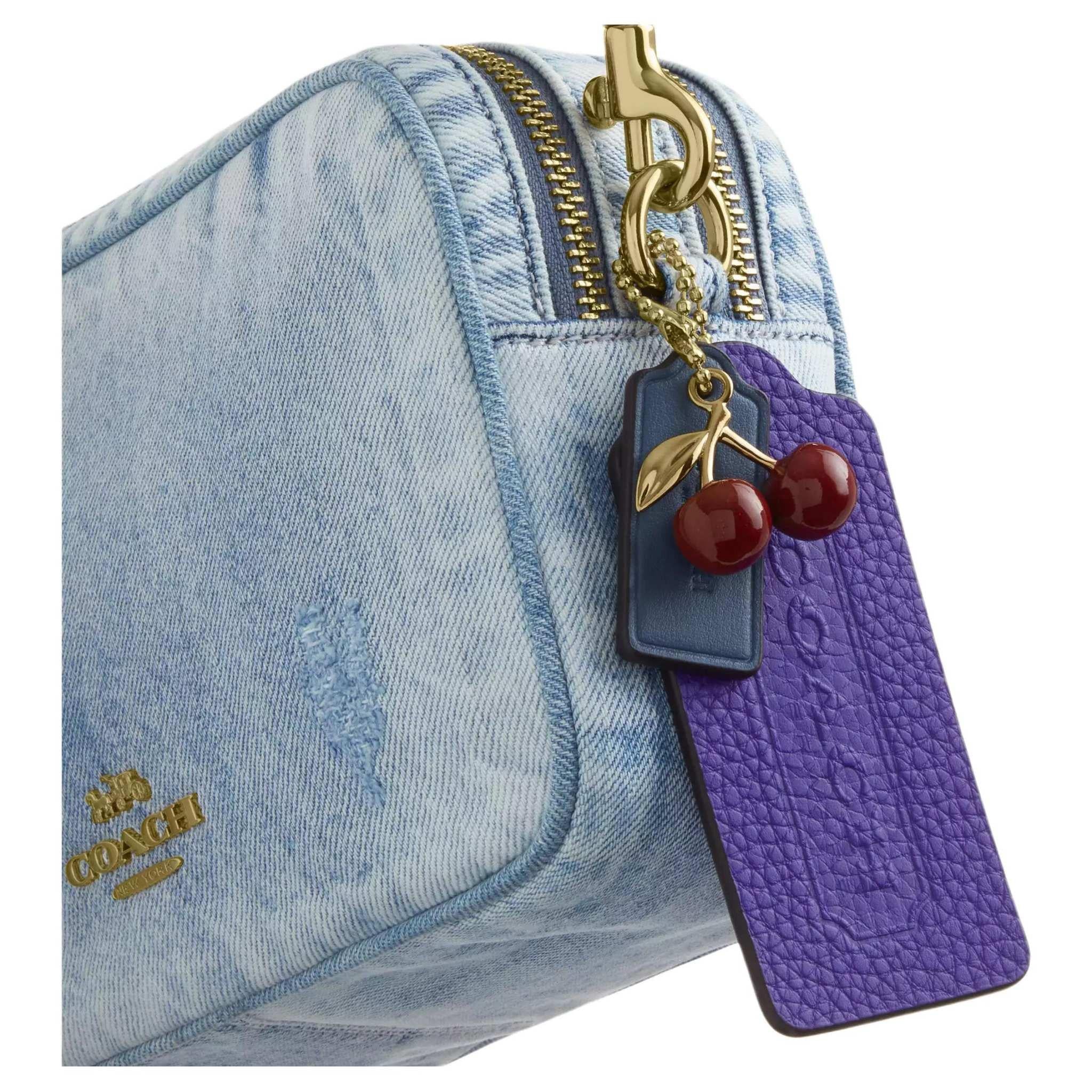 حقيبة Coach Camera Bag من قماش Denim باللون الأزرق.