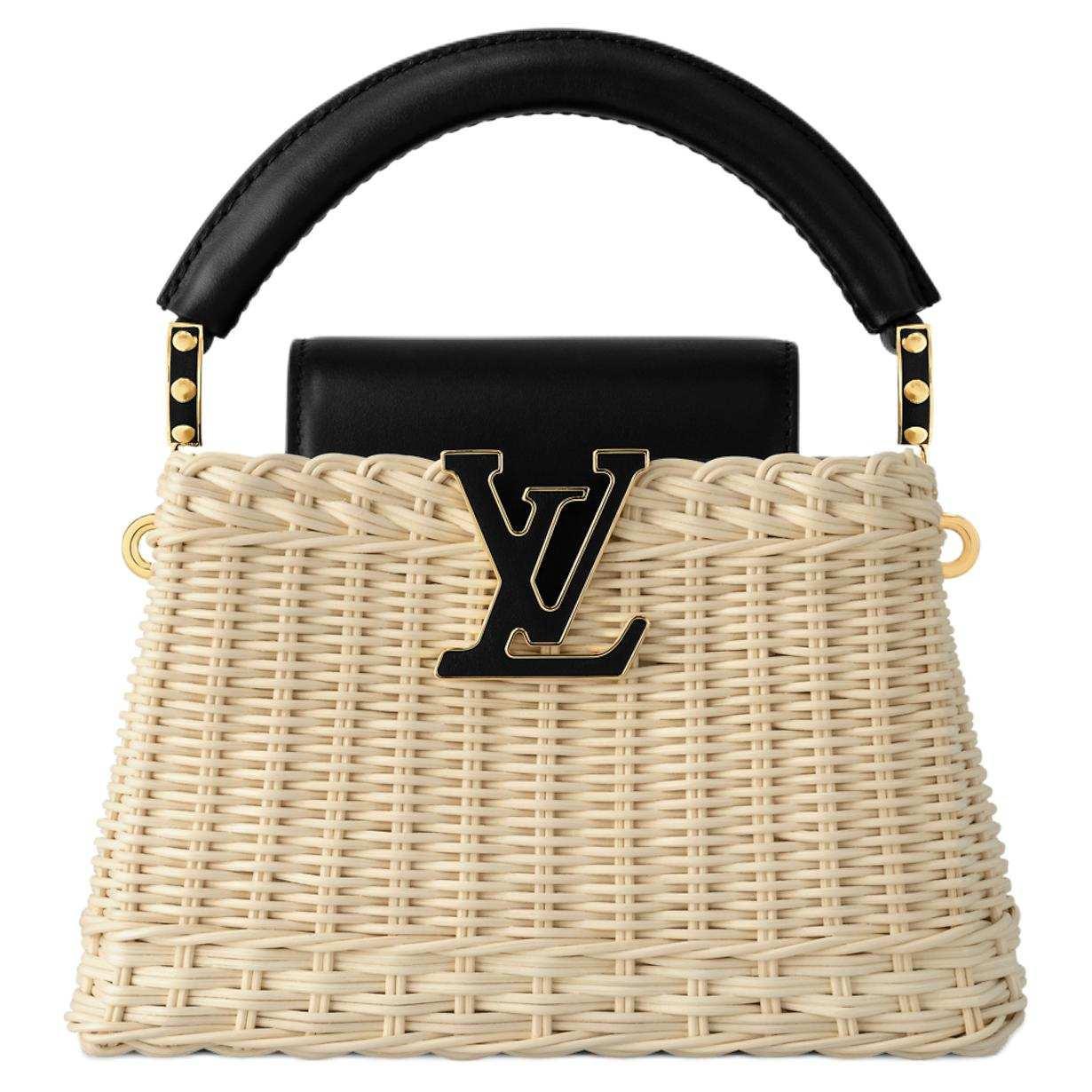 حقيبة Louis Vuitton Capucines من القش والجلد الأسود.