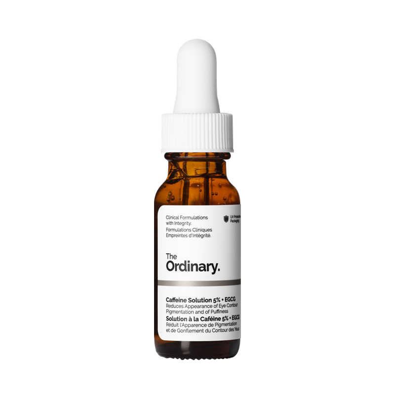 لقطة قريبة لعبوة كهرمانية أصغر من سيروم الكافيين للعين بشعار The Ordinary