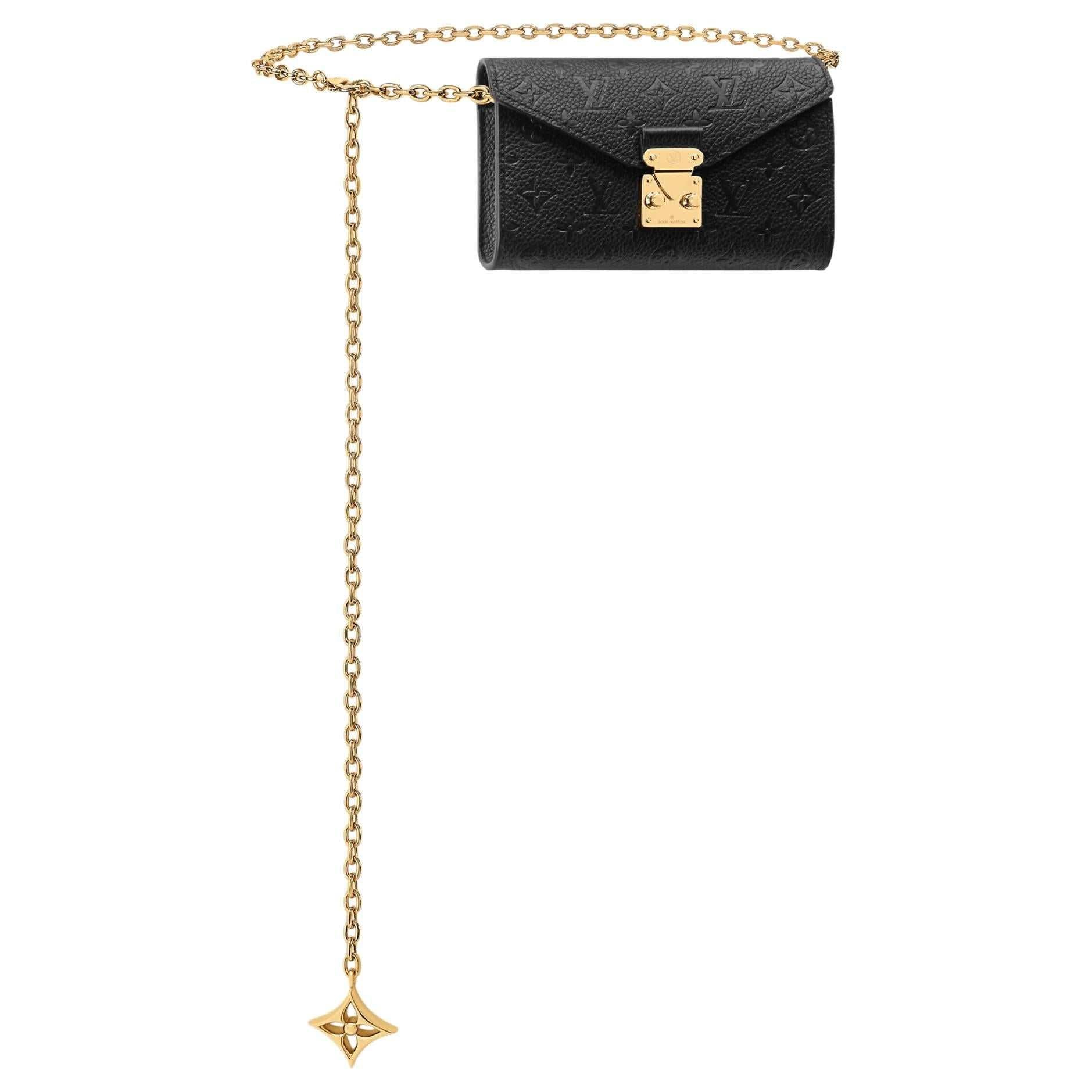 حقيبة Belt Bag من Louis Vuitton جلد أسود بسلسلة ذهبية.
