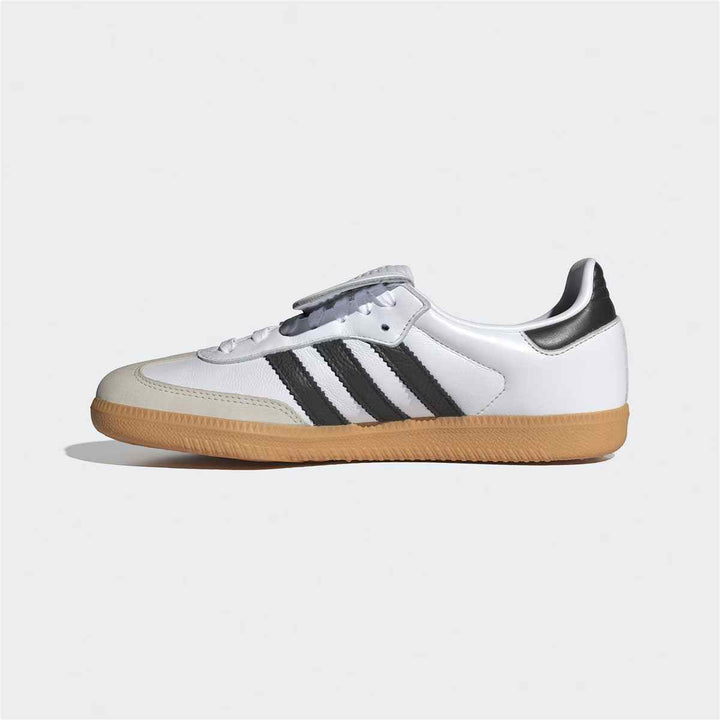 حذاء Adidas Samba أبيض بخطوط سوداء ونعل بني، كلاسيكي ومريح للاستخدام اليومي. - رفعة