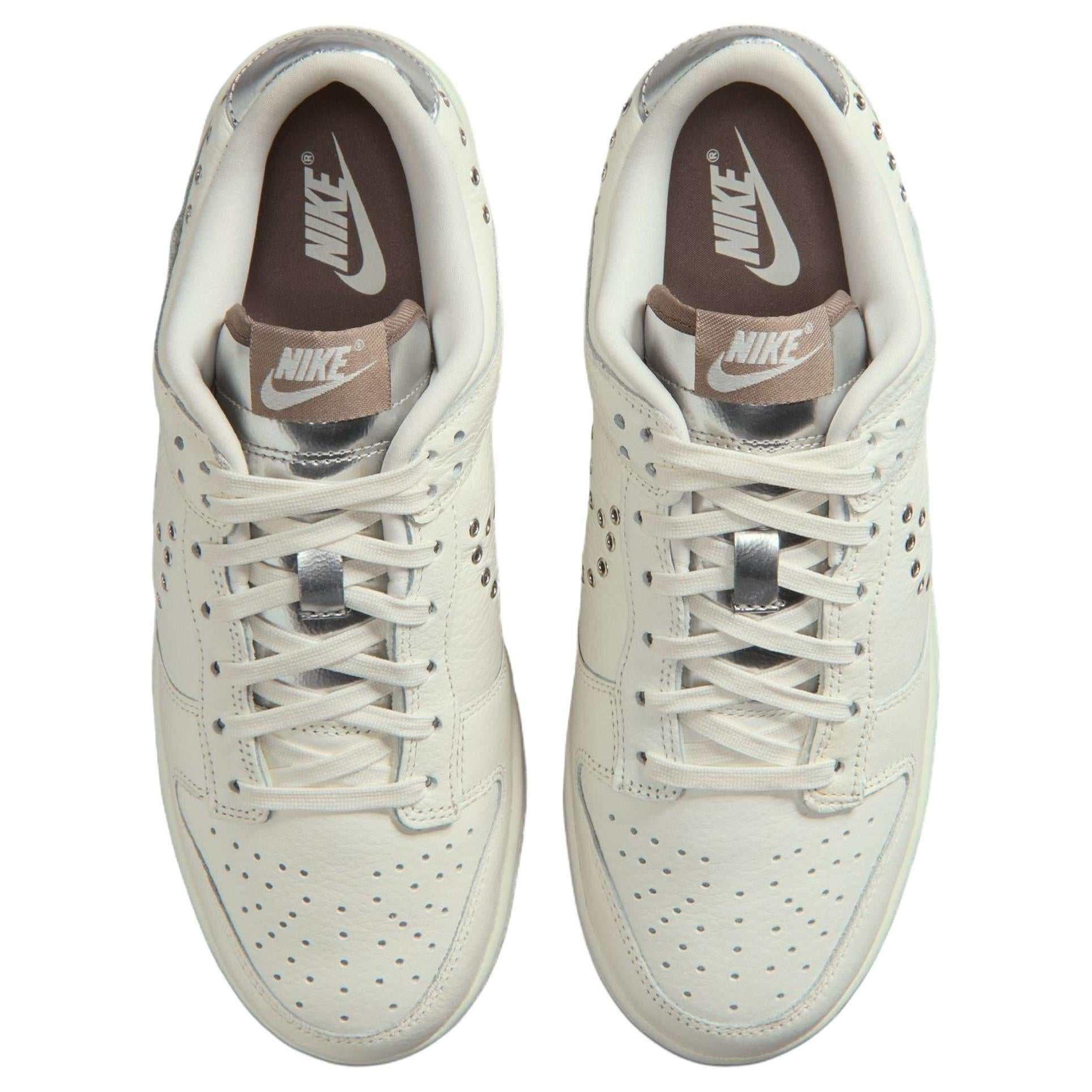 سنيكرز Nike Dunk Low بتصميم Grommets ولون Sail.