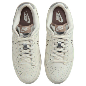سنيكرز Nike Dunk Low بتصميم Grommets ولون Sail.