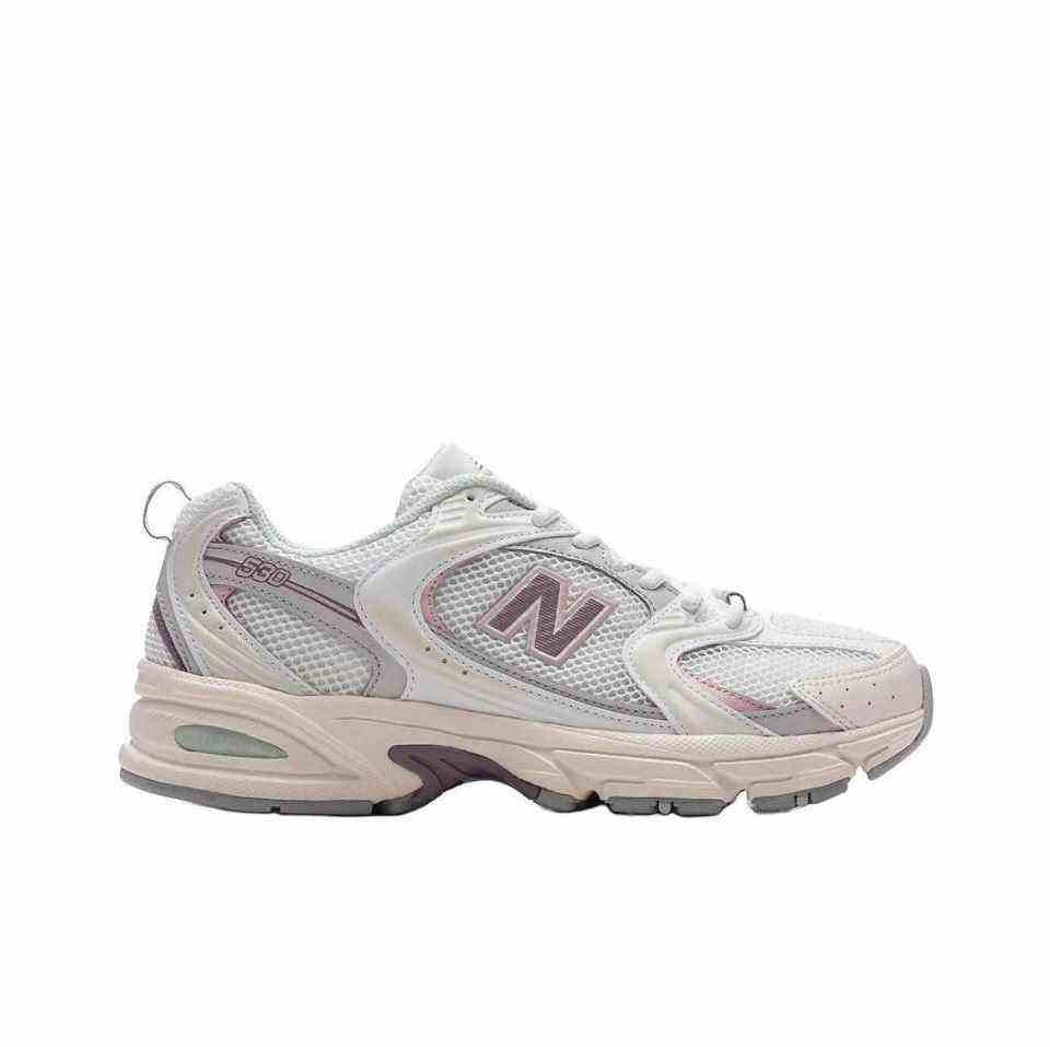 حذاء New Balance 530 رياضي بتصميم عصري باللون الأبيض والبنفسجي.