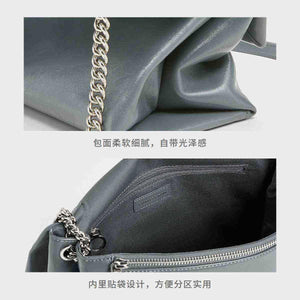 حقيبة كتف Charles & Keith بسلسلة معدنية ولون أزرق رمادي.