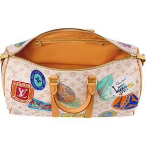 حقيبة سفر Louis Vuitton Keepall بملصقات السفر الملونة.