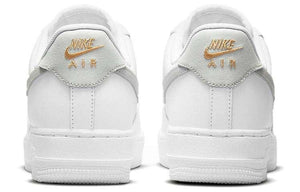 حذاء Nike Air Force 1 أبيض بتفاصيل رمادية وذهبية.
