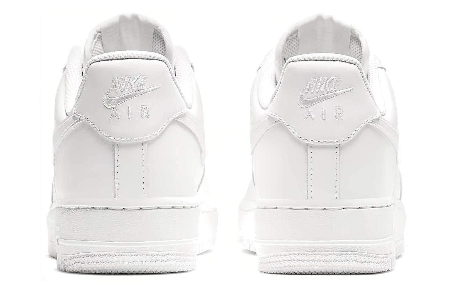حذاء Nike Air Force 1 Low أبيض بتصميم كلاسيكي مريح.