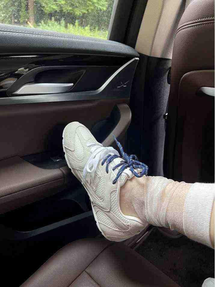 سنيكيرز New Balance من الشبك والجلد السويديNew Balance X Miu Miu.