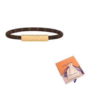 سوار Louis Vuitton بتصميم جلد Monogram وقفل ذهبي أنيق.
