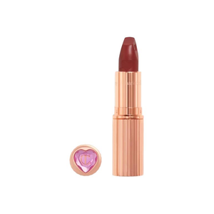 أحمر شفاه شارلوت تيلبري بلون توتي أحمر مع حلية قلب من الأمام