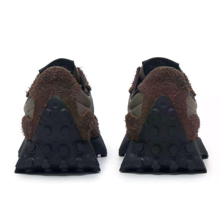 حذاء نيو بالانس NB 327 بني زيتي جلد سويدي وشبكة نعل مطاطي ثابت ومريح بتصميم فينتج كلاسيكي حديث