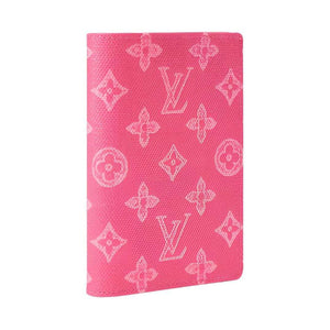 حافظة جواز سفر Louis Vuitton بنقشة Monogram لون وردي.