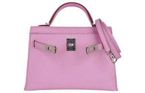 حقيبة Hermès Kelly Mini 2 باللون الوردي المميز.