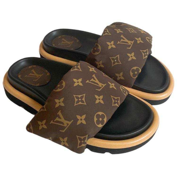 سليبر Louis Vuitton Pool Pillow بنقشة Monogram ولون بني.