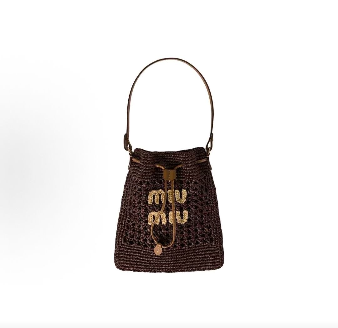 حقيبة دلو Miu Miu كروشيه باللون البني