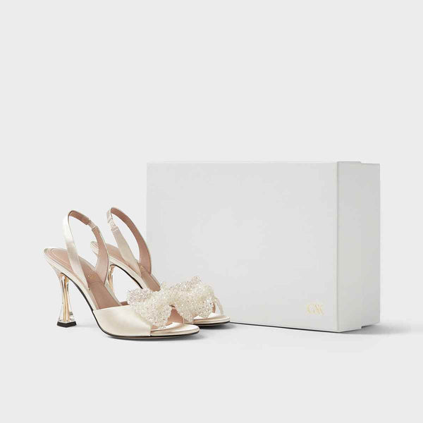 حذاء كعب أنيق من CHARLES&KEITH بفيونكة مرصعة بالكريستال وخامة ساتان لامعة مع كعب معدني عصري وتصميم مفتوح مع حزام خلفي.