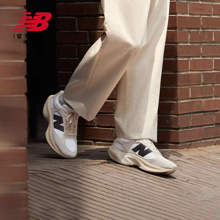 حذاء رياضي من New Balanceحذاء رياضي من New Balance، يأتي بتصميم أنيق وبسيط بلون أبيض مع تفاصيل سوداء بارزة. يتميز بنعل مريح وسميك يضمن الثبات والتوازن أثناء الحركة. يتناسب مع الأنشطة اليوميةسنيكرزNew balanceرفعةحذاء رياضي