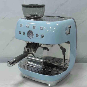 ماكينة اسبريسو SMEG Espresso Machine بمطحنة مدمجة وتصميم كلاسيكي.