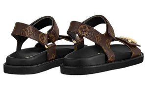صندل Louis Vuitton فلات بنقشة Monogram وشعار ذهبي فاخر.