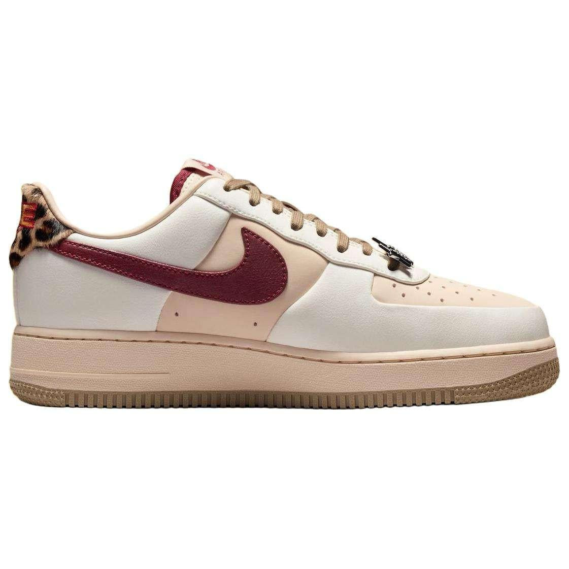 حذاء Nike Air Force 1 بنقشة Leopard وتفاصيل Burgundy.