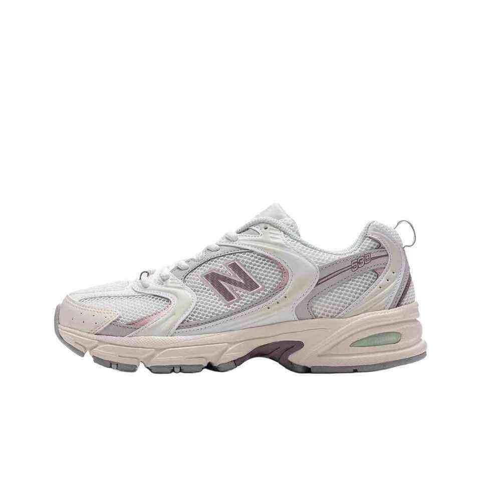 حذاء New Balance 530 رياضي بتصميم عصري باللون الأبيض والبنفسجي.