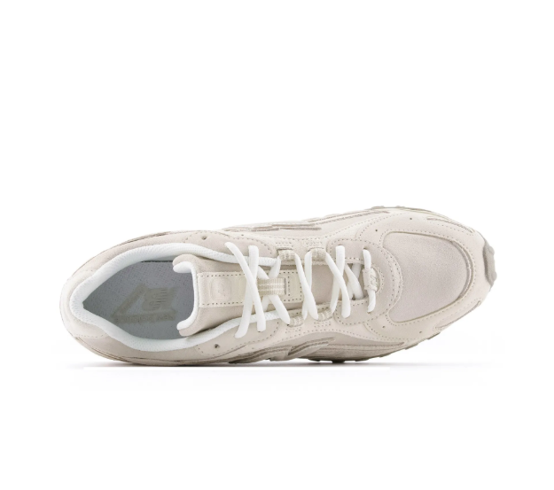 New Balance حذاء كاجوال أبيض مريح ومتين للرجال والنساء بنعل خارجي ثابت وشعار NB واضح