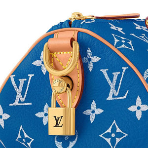 حقيبة Speedy 25 جلد باللون الأزرق ونقشة Monogram بيضاء.