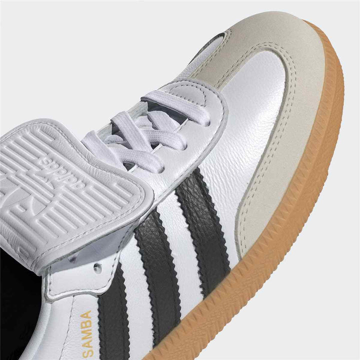 حذاء Adidas Samba أبيض بخطوط سوداء ونعل بني، كلاسيكي ومريح للاستخدام اليومي. - رفعة