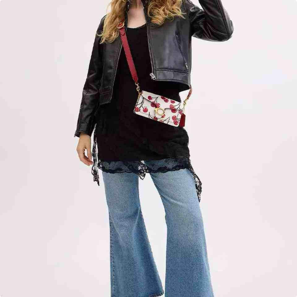 Tabby 20 With Cherry Print حقيبة كتف تابي 20 بطبعة الكرز.