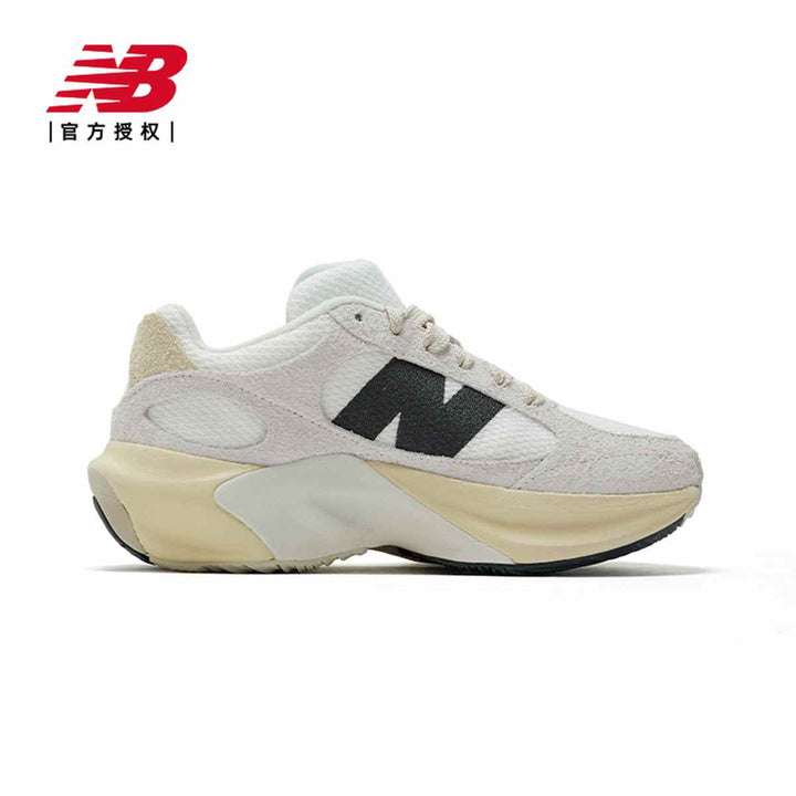 حذاء رياضي من New Balanceحذاء رياضي من New Balance، يأتي بتصميم أنيق وبسيط بلون أبيض مع تفاصيل سوداء بارزة. يتميز بنعل مريح وسميك يضمن الثبات والتوازن أثناء الحركة. يتناسب مع الأنشطة اليوميةسنيكرزNew balanceرفعةحذاء رياضي