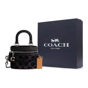 حقيبة يد Coach صغيرة بتصميم دائري عصري باللون الأسود.