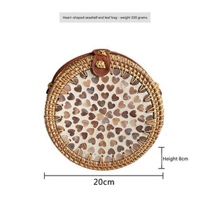 حقيبة دائرية Rattan Bag مزينة بصدف طبيعي يدوي الصنع.