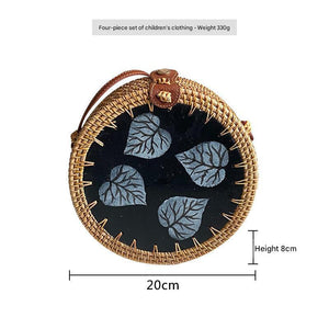 حقيبة دائرية Rattan Bag مزينة بصدف طبيعي يدوي الصنع.