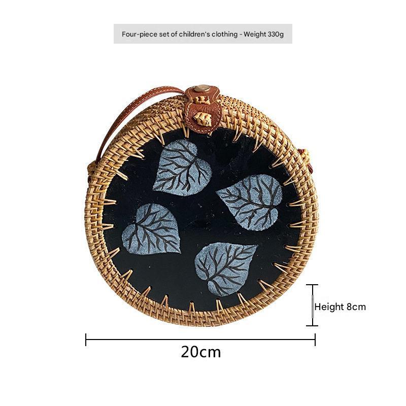 حقيبة دائرية Rattan Bag مزينة بصدف طبيعي يدوي الصنع.