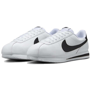حذاء Nike Cortez كلاسيكي باللونين الأبيض والأسود.