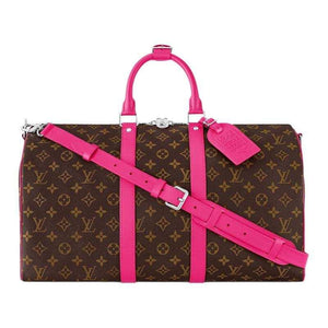 حقيبة سفر Louis Vuitton Keepall بتفاصيل باللون الوردي.