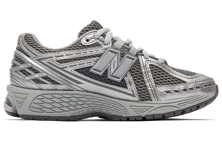 حذاء رياضي New Balance 1906R باللون الفضي مريح