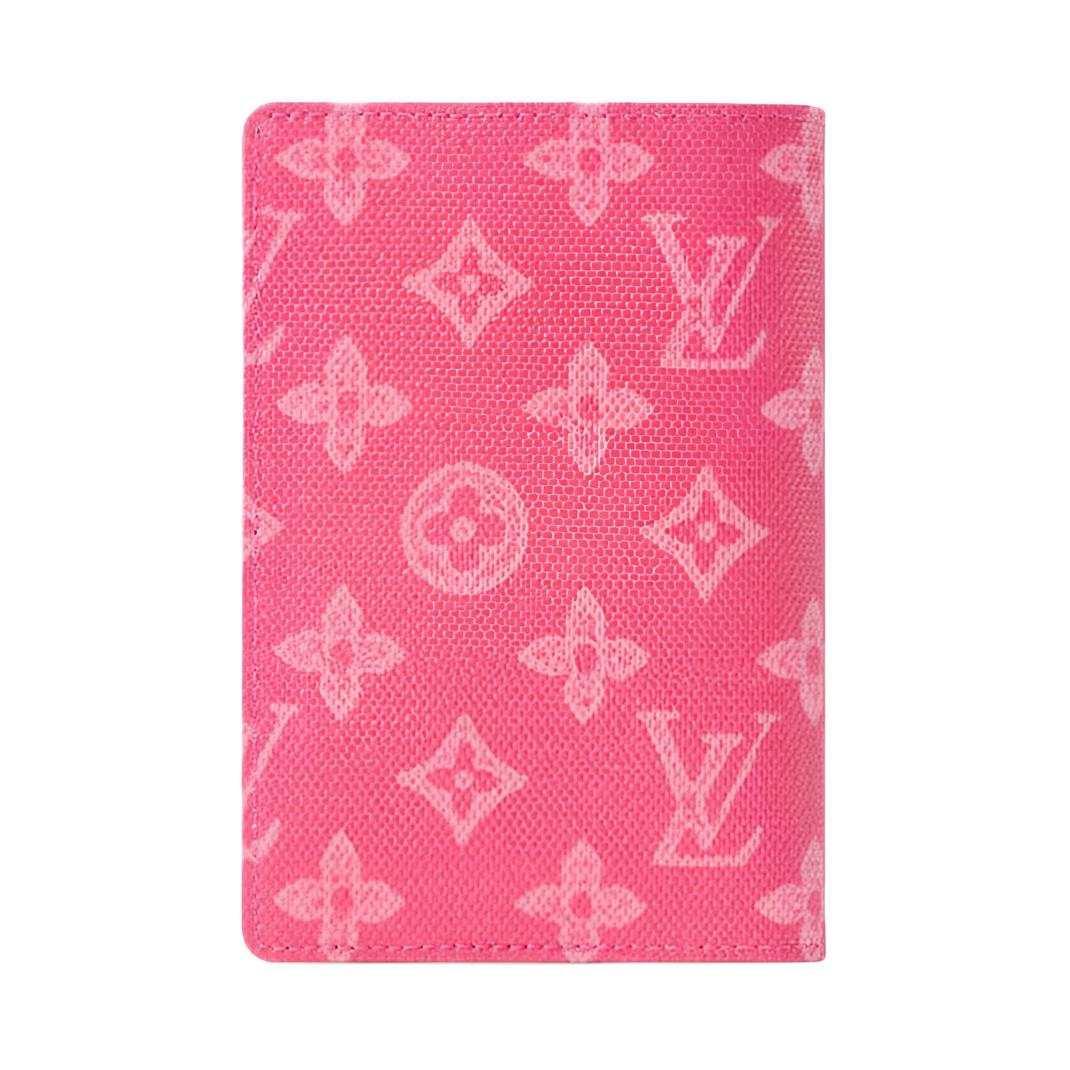 حافظة جواز سفر Louis Vuitton بنقشة Monogram لون وردي.
