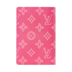 حافظة جواز سفر Louis Vuitton بنقشة Monogram لون وردي.
