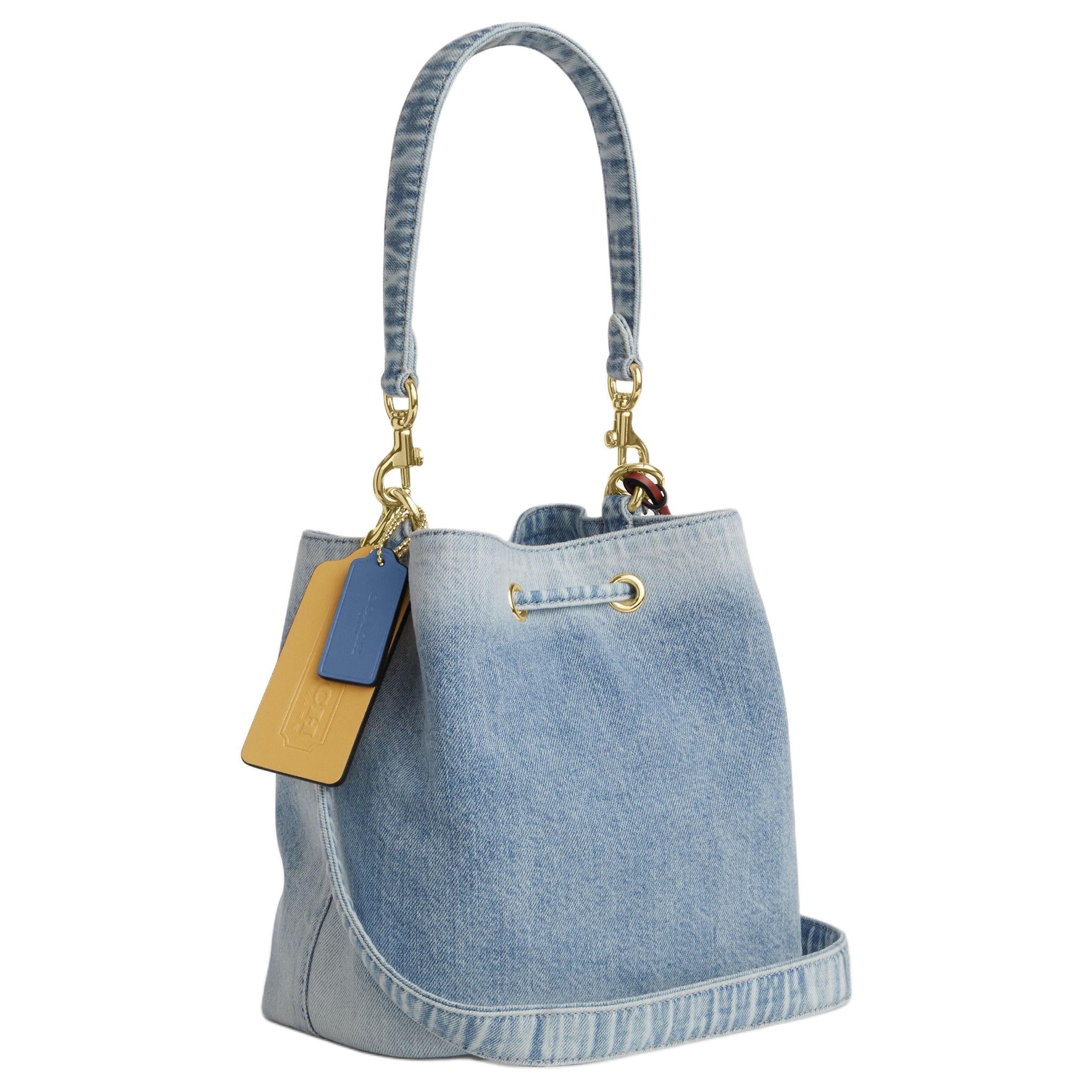 حقيبة Bucket Bag من Coach بتصميم الدنيم مع إكسسوارات مميزة