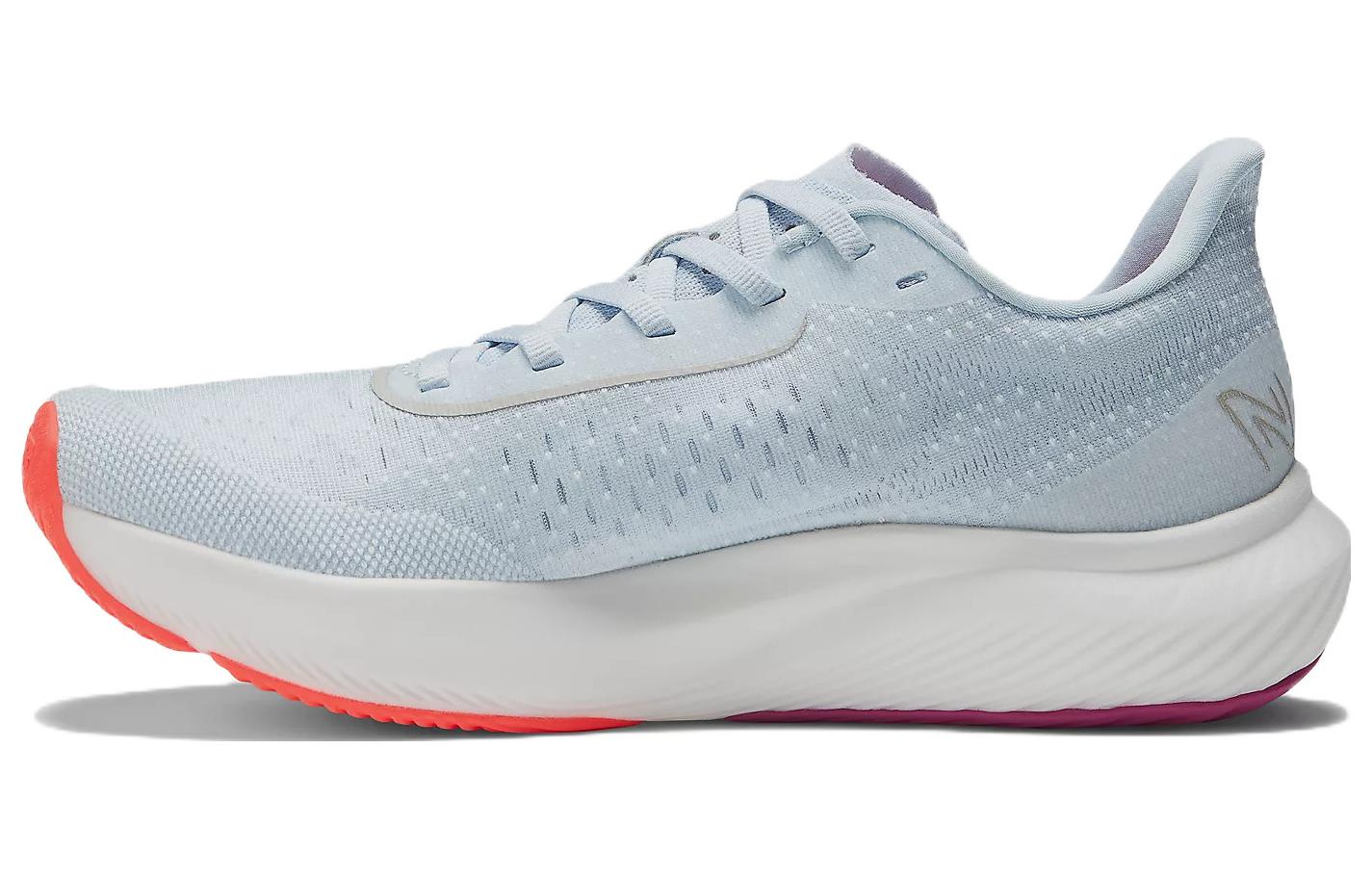 حذاء New Balance FuelCell Rebel v4 للجري بتصميم خفيف وألوان زاهية