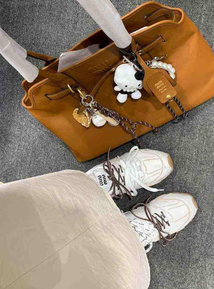 سنيكرز 530 أسفل الكاحل جلد نيو بالانس × ميو ميو New Balance X Miu Miu.