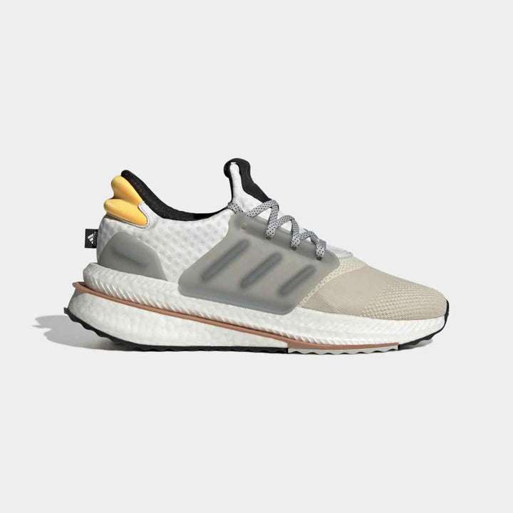 adidas ألترابوست رمادي وأصفر، حذاء رياضي بتصميم أنيق، تقنية BOOST، دعم وتهوية، نعل متين، مناسب للإطلالات الرياضية والكاجوال.