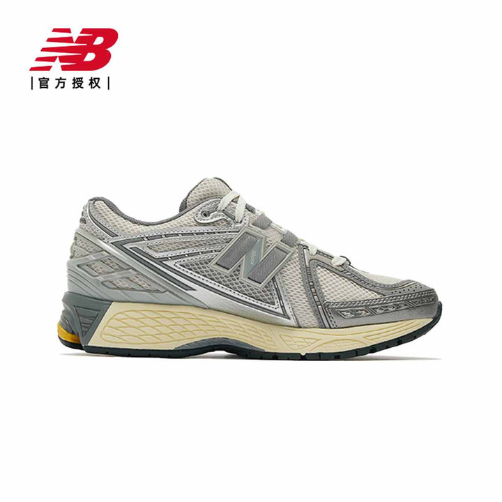 حذاء رياضي رمادي من New Balanceحذاء New Balance رياضي بلون رمادي مع تفاصيل أنيقة تعزز من جاذبيته. يتميز الحذاء بتصميم مريح مع نعل يوفر دعمًا ممتازًا عند المشي أو الجري، بالإضافة إلى نظام تهوية يسمسنيكرزNew balanceرفعةحذاء رياضي